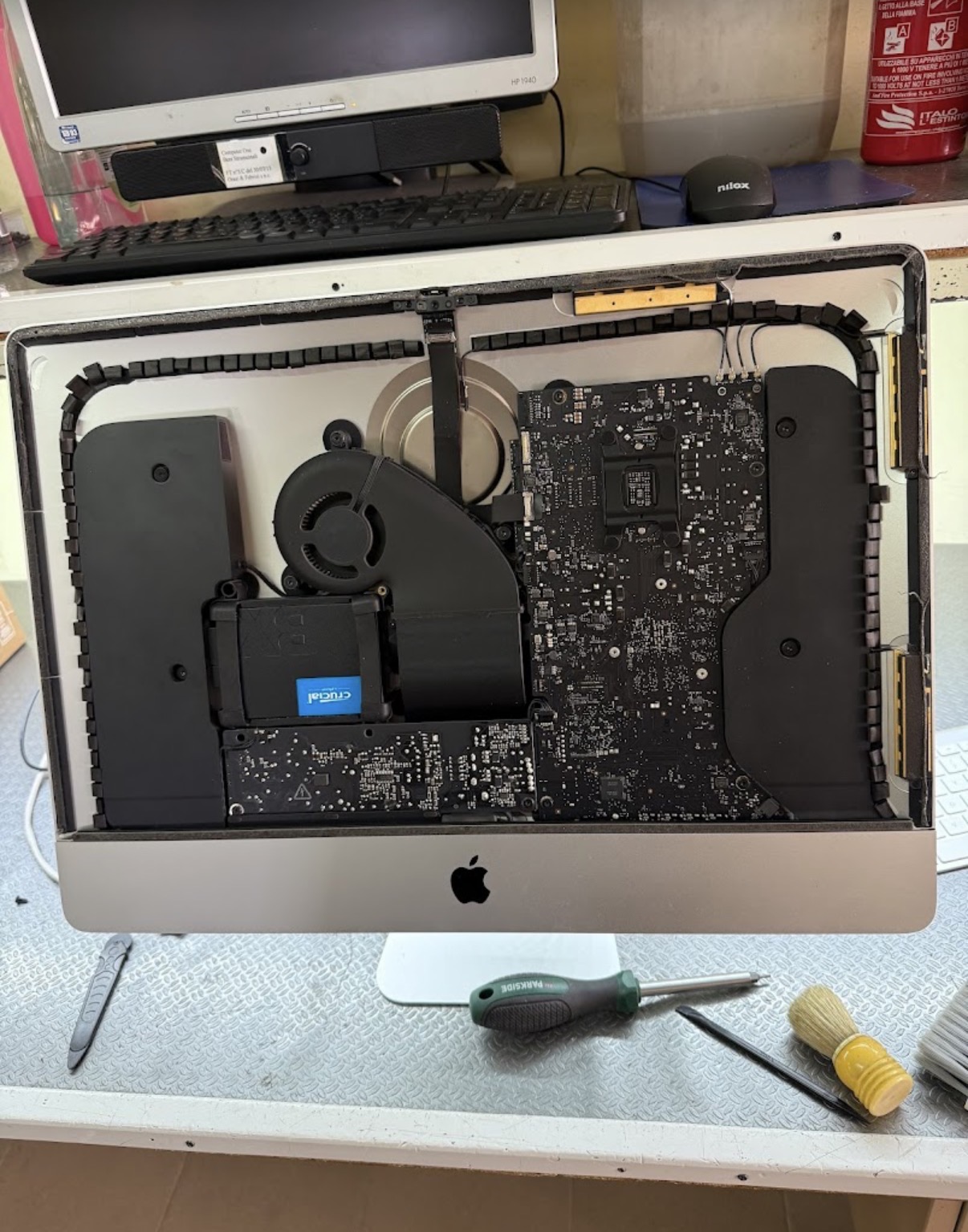 iMac aperto per intervento tecnico